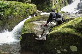 Чипровски водопад – бедствам си на хлъзгавата скала и всяко движение ме свлича все по надолу… (DSC07652)