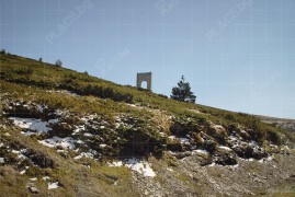 Паметника Арка на свободата – поглед от пътя през проход Беклемето (DSC03310)