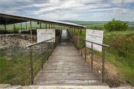 Средновековна крепост Маркели – пасарелките в църковният комплекс (NCH_2031)
