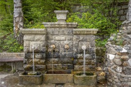 Чешма с топла минерална вода в началото на пътеката (NCH_0785)