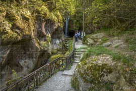 Пътеката до Костенския водопад с остатъци от опашката за селфита (DJI_0645)