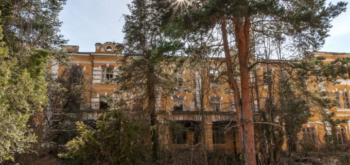 Останките на основната сграда на изоставената Духовна семинария в Черепиш