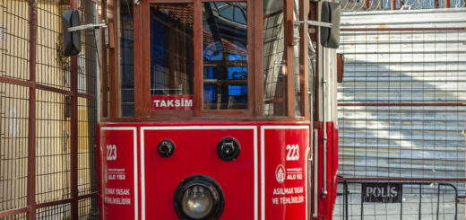 Импровизирано депо за "Носталгичния трамвай" в страни от улица Istiklal