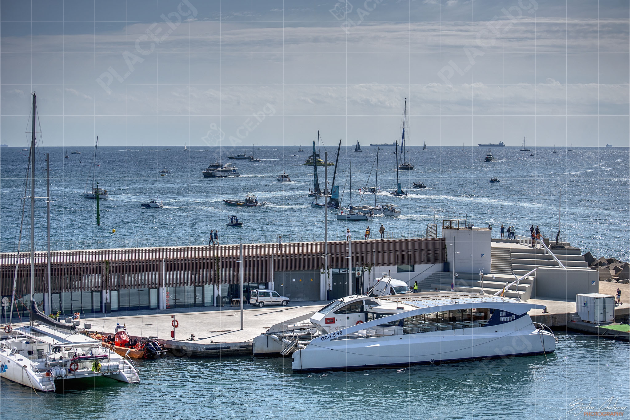 37th America’s Cup – Barcelona – Десетки лодки се събират около стартовата линия за да наблюдават състезанието от 1-вия ред (BCH_0007)