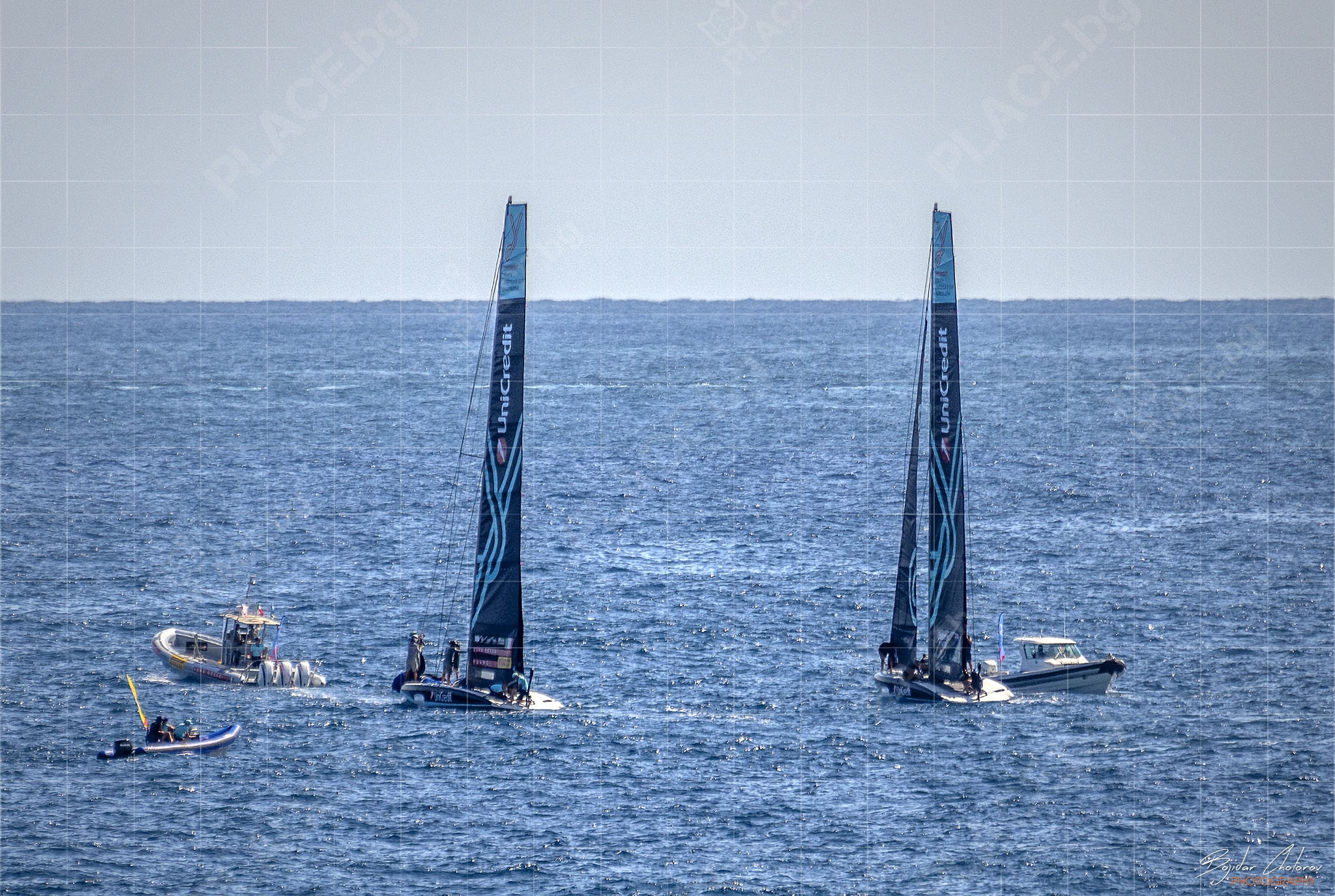 UNICREDIT Youth America’s Cup – при липса на вятър, състезателните лодки се нуждаят от ескортиращи моторници (NCH_3111)