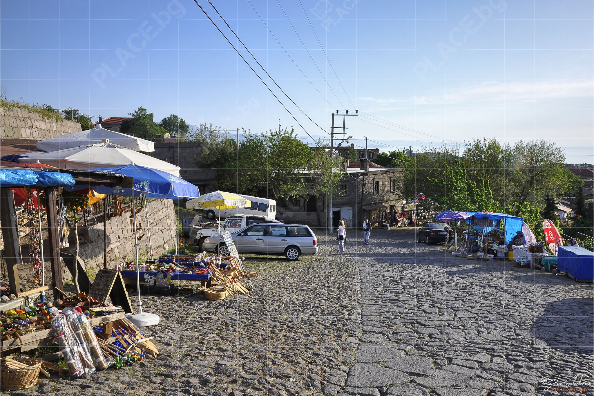 Паркингът в началото на изкачването към храма на Атина в Асос (DSC0848)