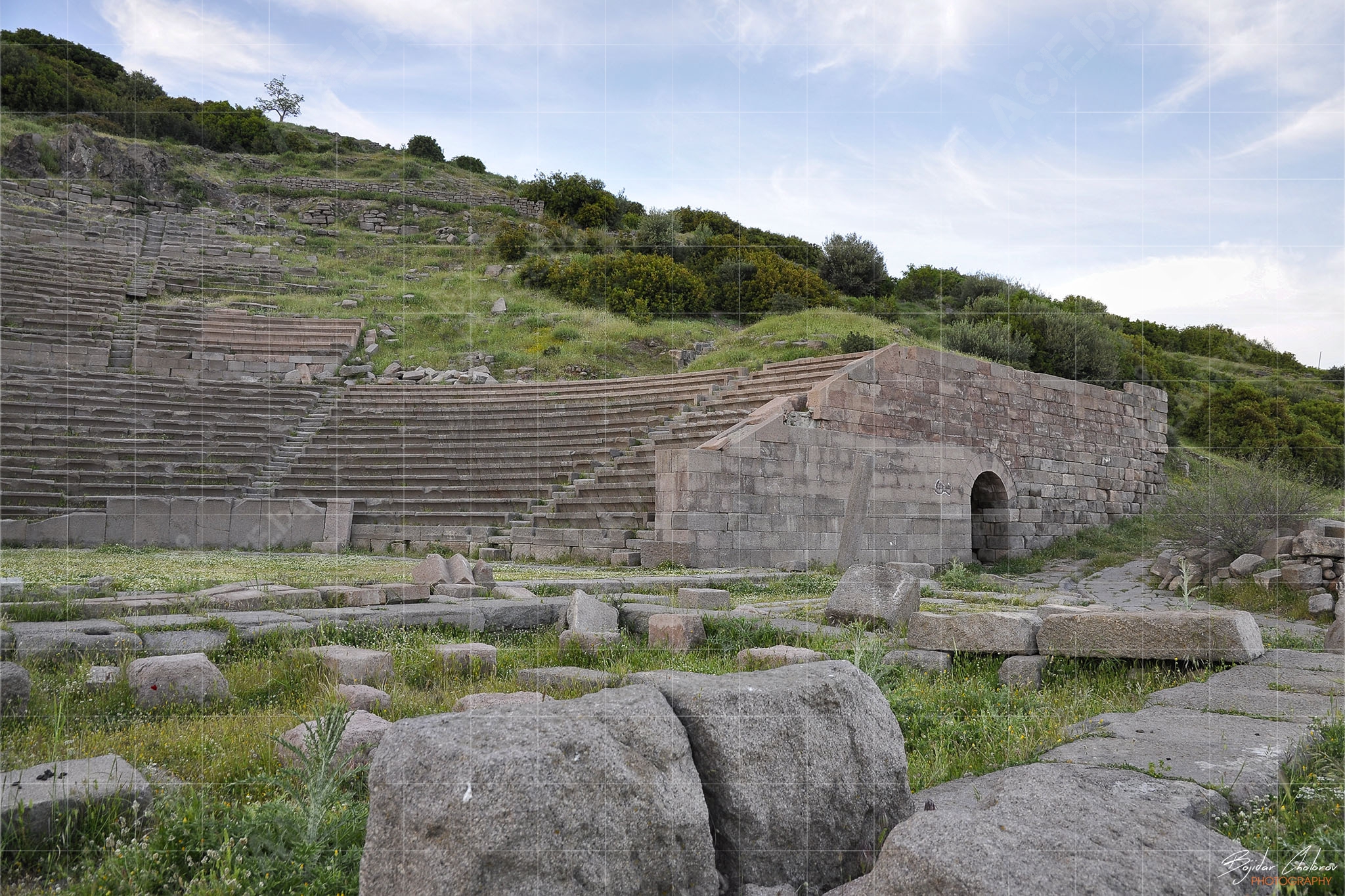 Седалките на античния амфитеатър под агората в Асос, Турция (DSC0872)