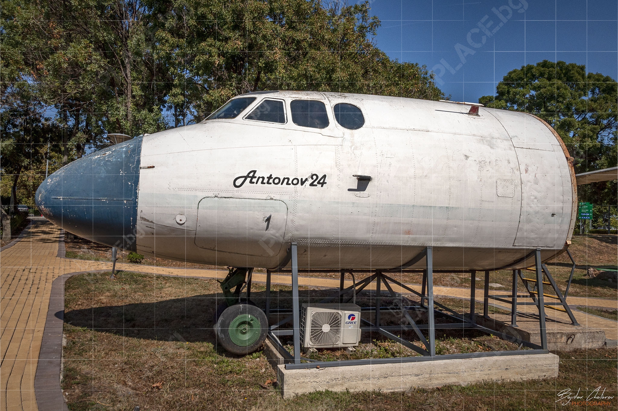 Кокпит на Ан-24 в Авиомузей Бургас (DSC8703)