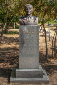 Бюст-паметник в музея