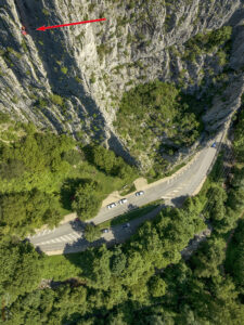Масивът "Безенги" с пракинга и мястото до което сме стигнали