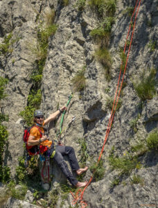 Чакам Ники да направи рапел от 3-та към 2-ра площадка
