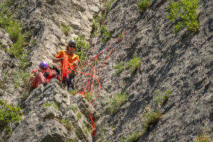 Хвърлям въжето към първа площадка