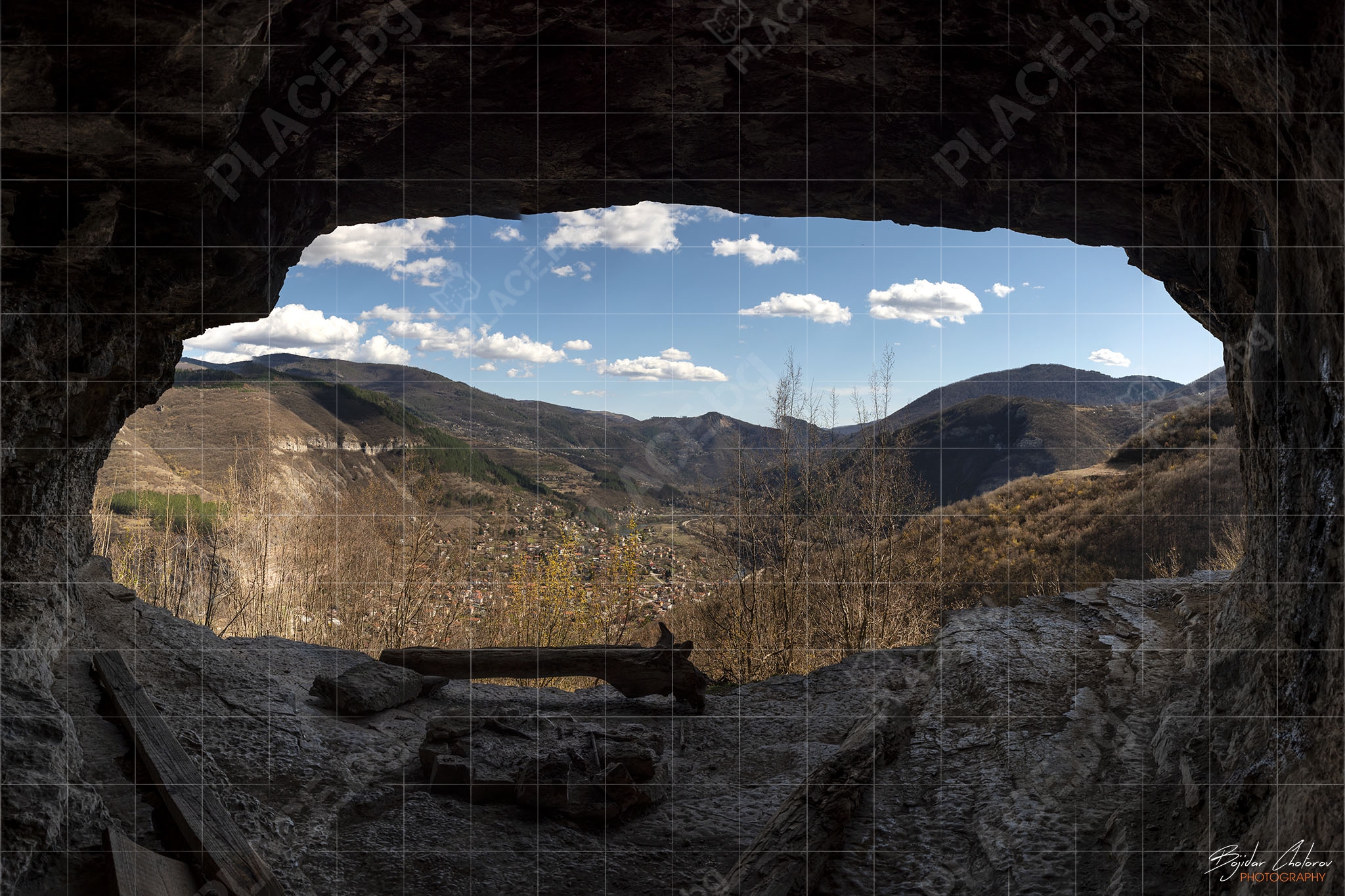 Панорамна гледка от вътрешността на една от пещерните ниши (Panorama3)