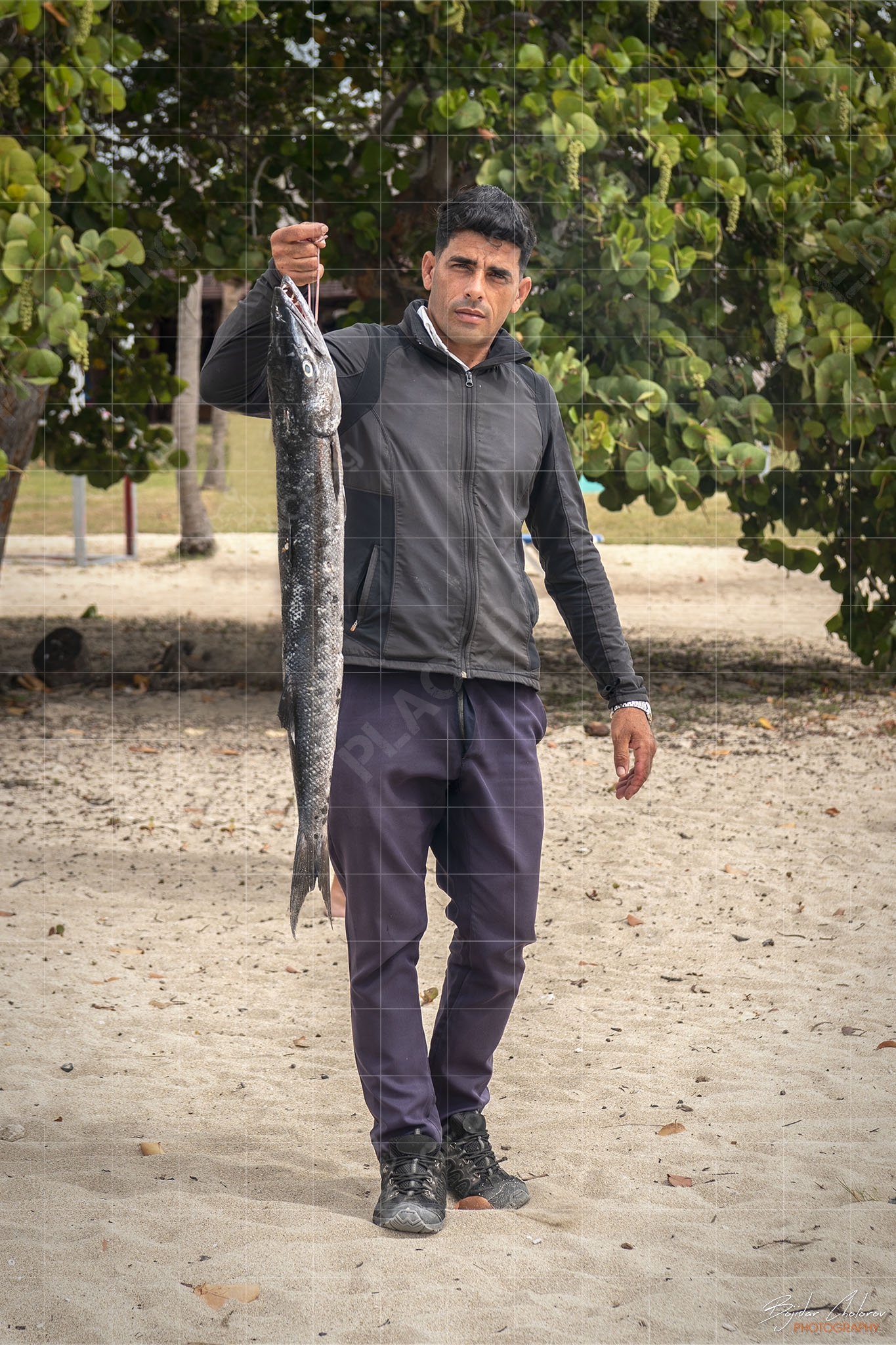 Местен рибар ни показва днешният си улов – Баракуда (BCH_3513)