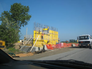 По пътищата в Албания навсякъде кипи усилено строителство