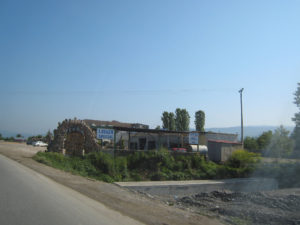 Автомивка край пътя в Албания