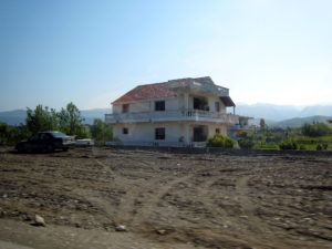 По пътищата в Албания навсякъде кипи усилено строителство