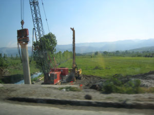 По пътищата в Албания навсякъде кипи усилено строителство