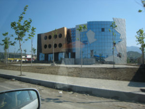 Модерни сгради край пътя в Албания