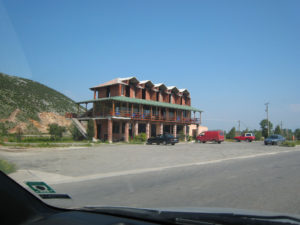 Ново строителство край пътищата в Албания