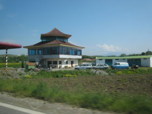 Ново строителство край пътищата в Албания