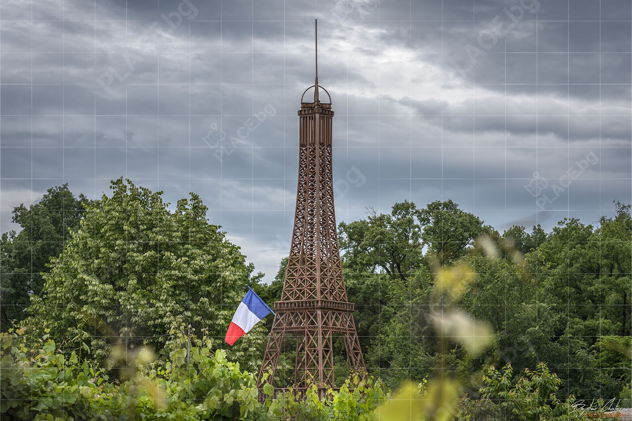 Макет на Айфеловата кула в двора на къщата на Илин Паунов – Хисаря