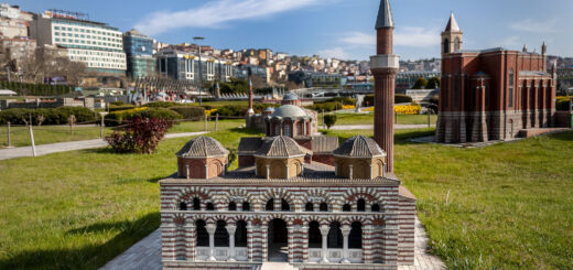 Парк Miniatürk - макет на джамията Molla Gurani в Истанбул