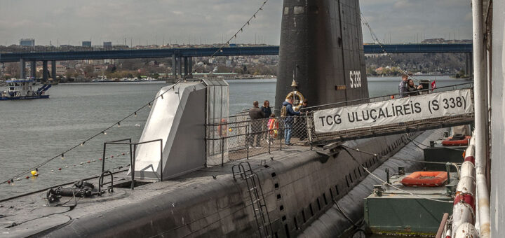 Подводница TCG Uluçalireis (S-338) в Rahmi M. Koç Musesi