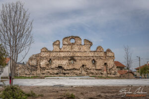 Кервансарай "Калето в Нови хан с част от училищния двор