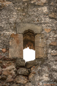 Прозорец в ислямски стил в стената на кервансарая