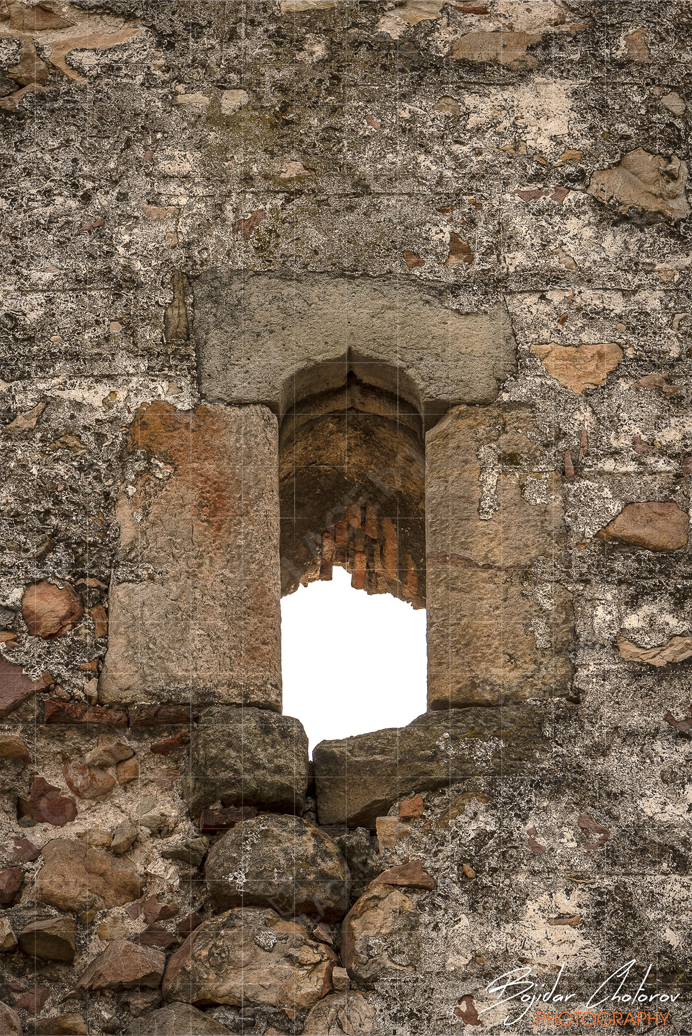 Прозорец в ислямски стил в стената на кервансарая (BCH_5225)