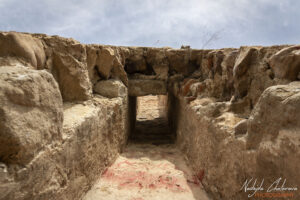 Димоотводите в стените на някогашните камини в помещенията на кервансарая