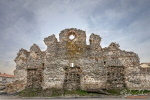 Част от стената ограждала кервансарай "Калето" в Нови хан