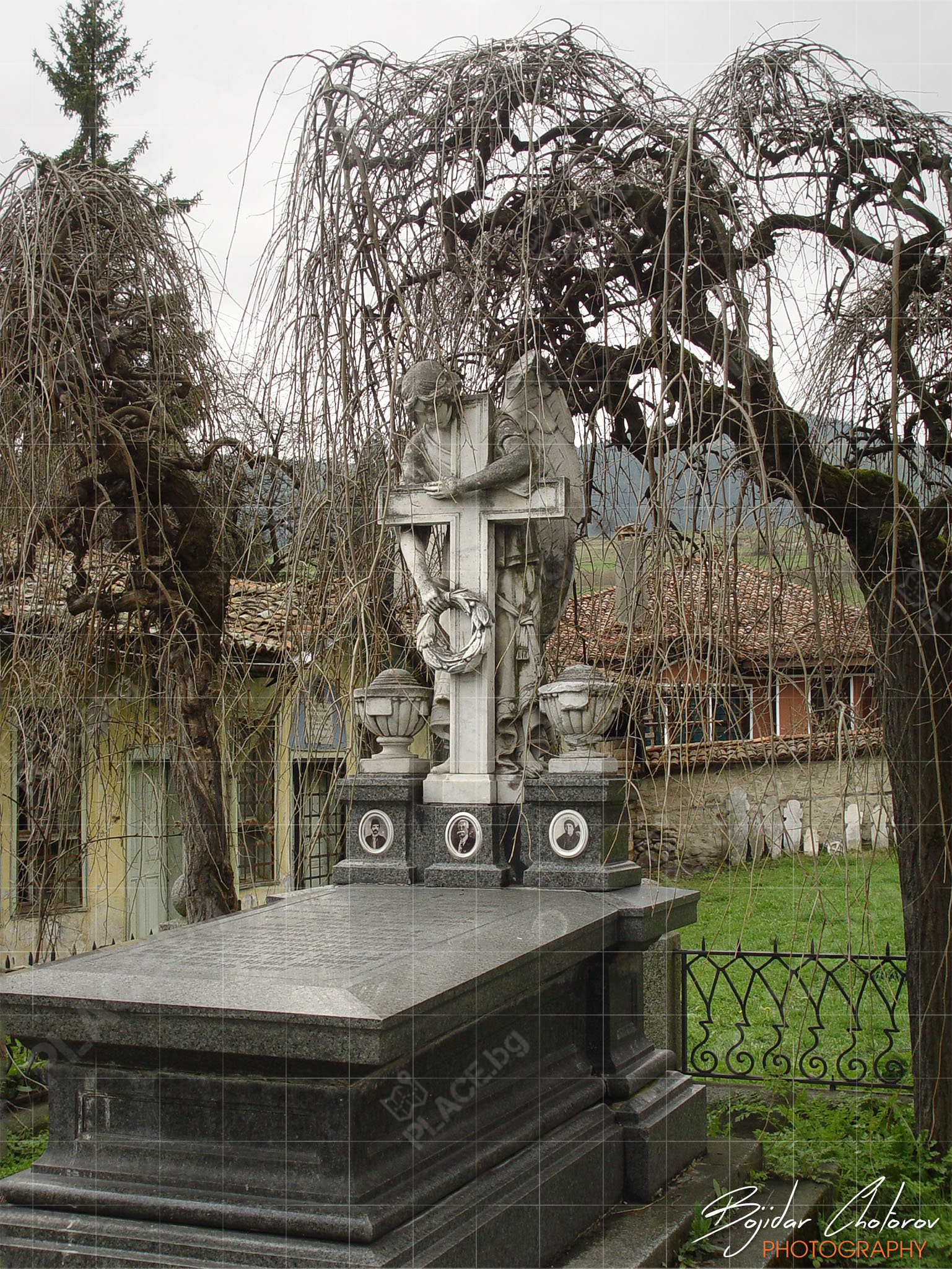 Копривщица – гробът на хаджи Ненчо Палавеев в двора на “Сината църква” (DSC05317)