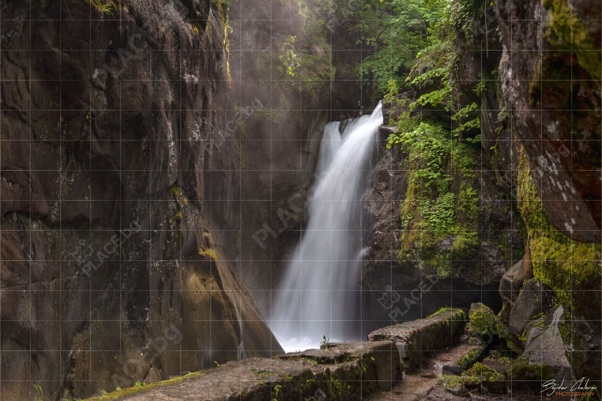 Мъглата от водните пръски на Костенския водопад изпълва целия пролом