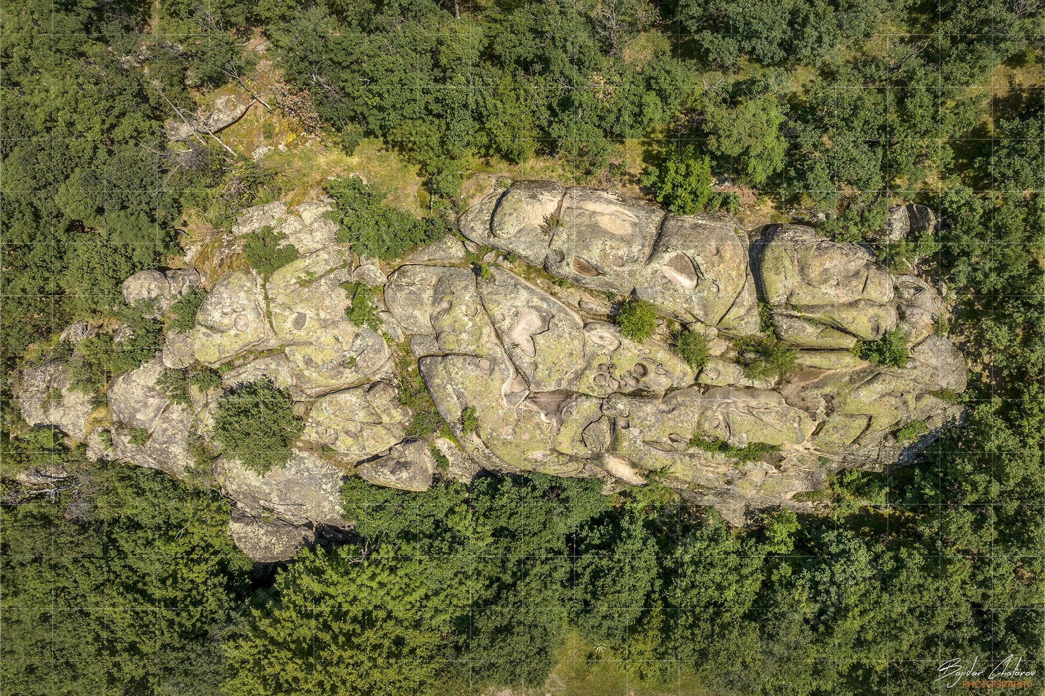 Мегалитен комплекс Скумсале – скални изсичания, щерни и улеи (DJI_0205)