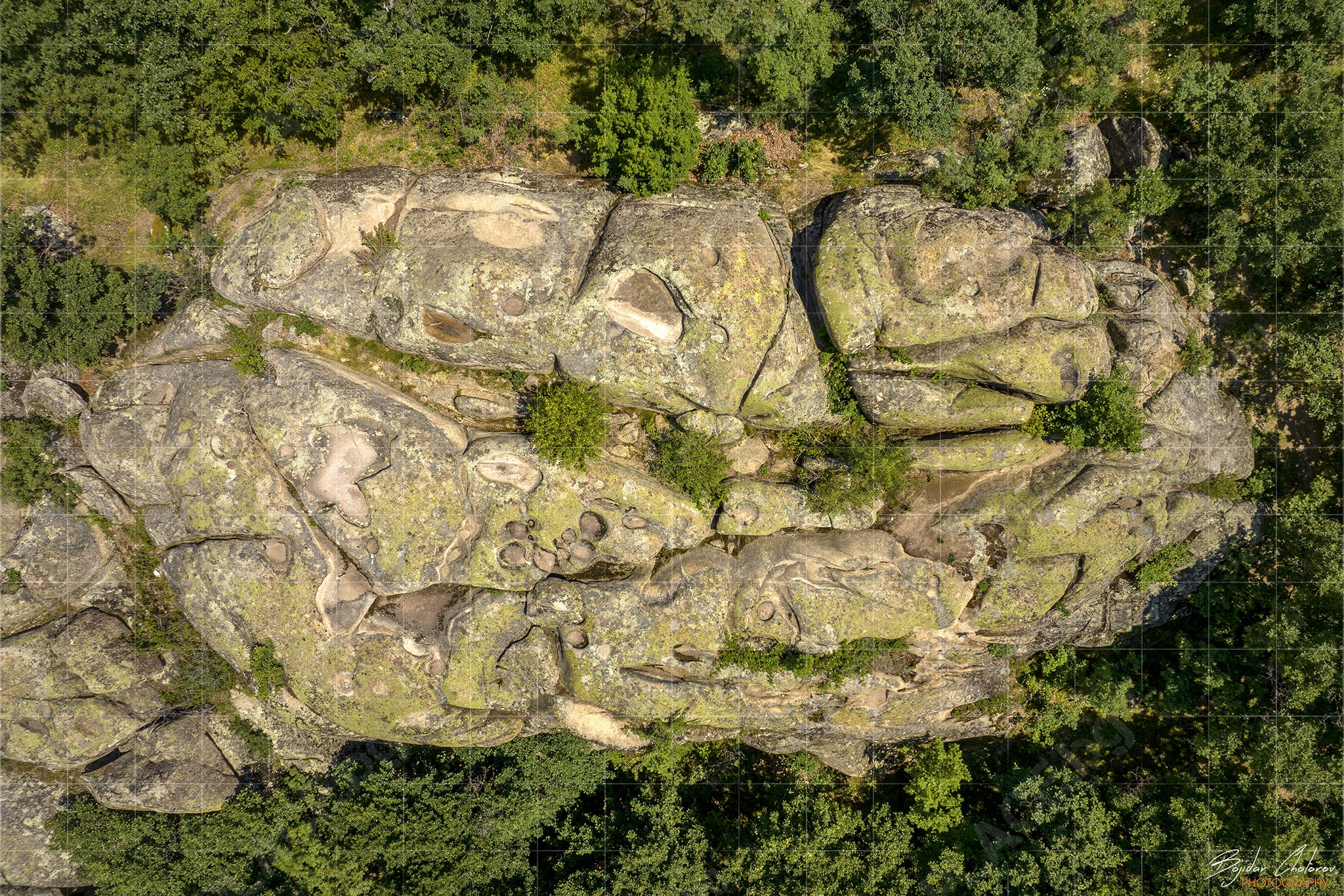 Мегалитен комплекс Скумсале – скални изсичания, щерни и улеи (DJI_0209)