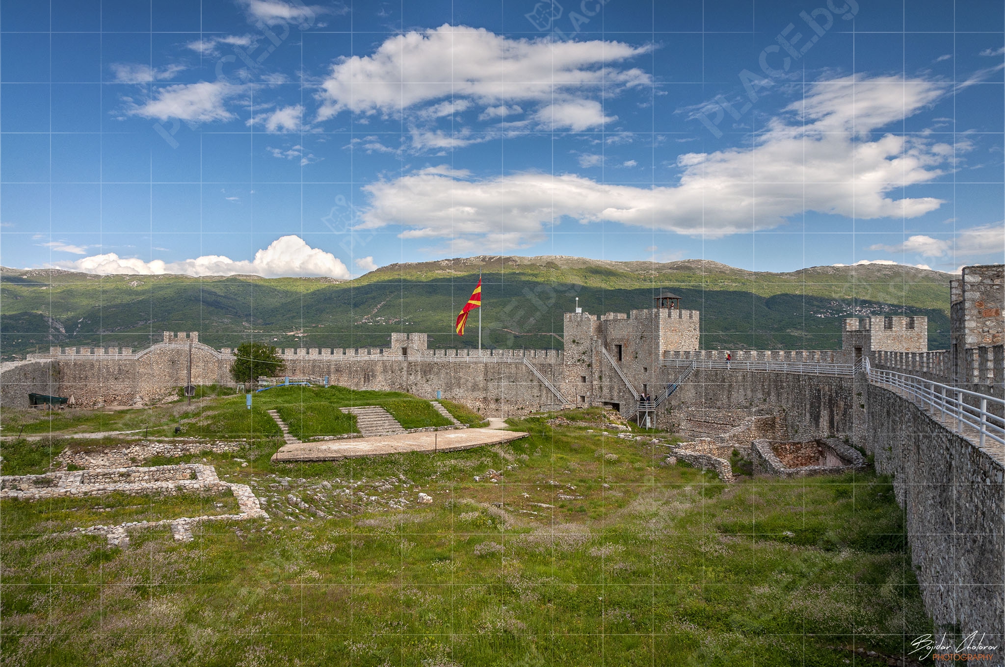 Вътрешният двор на и крепостните стени на Самуиловата крепост (DSC3034)