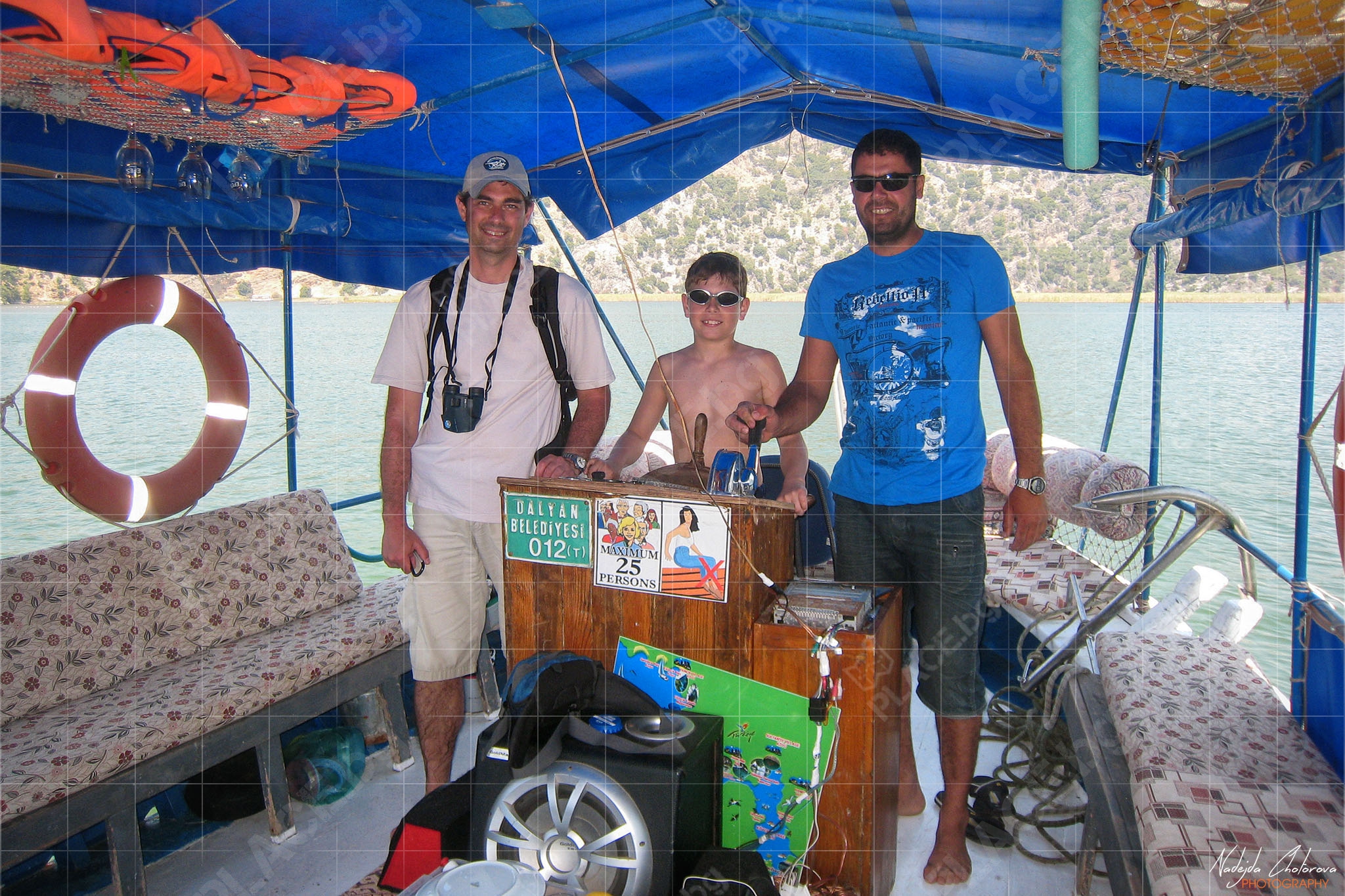 Нашата лодка за разходка и нашият капитан (IMG_2967)