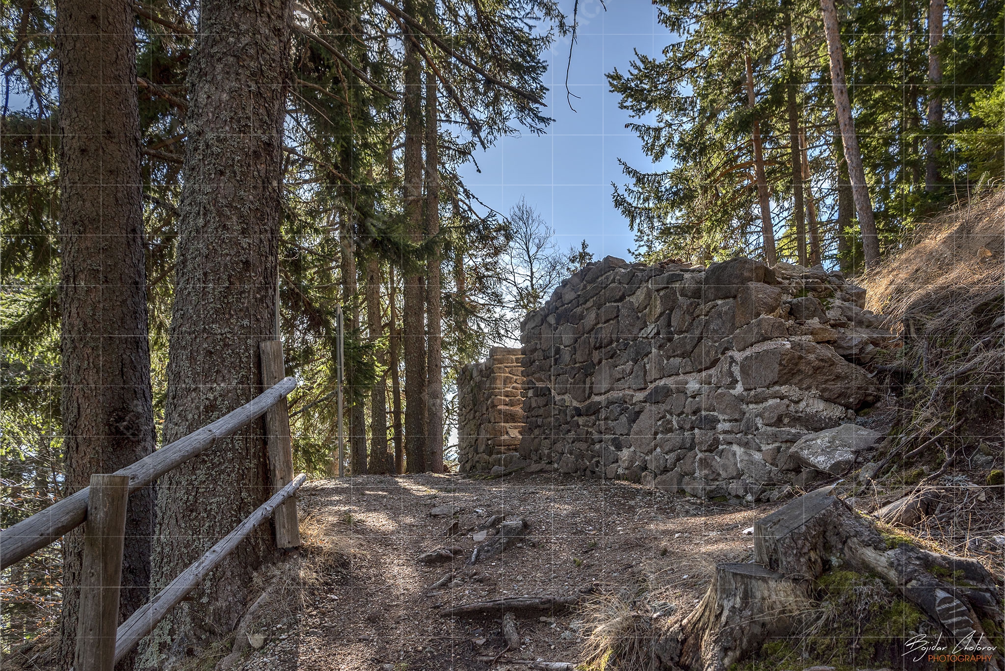 Главният вход и част от южната крепостна стена на Атеос (BCH_3430