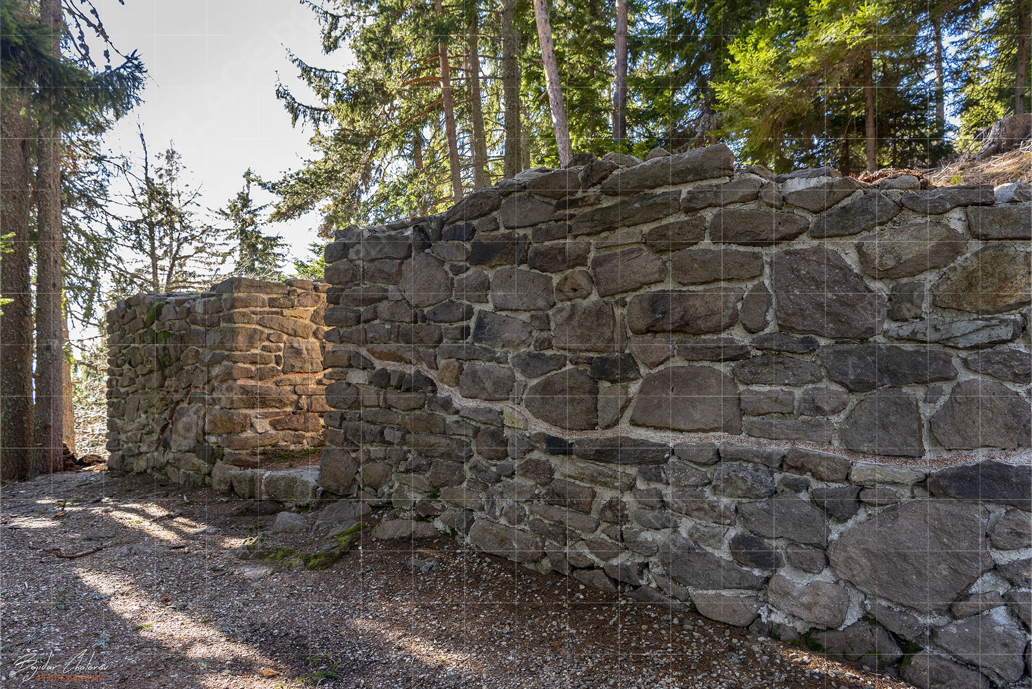 Главният вход и част от южната крепостна стена на Калето (BCH_3433)