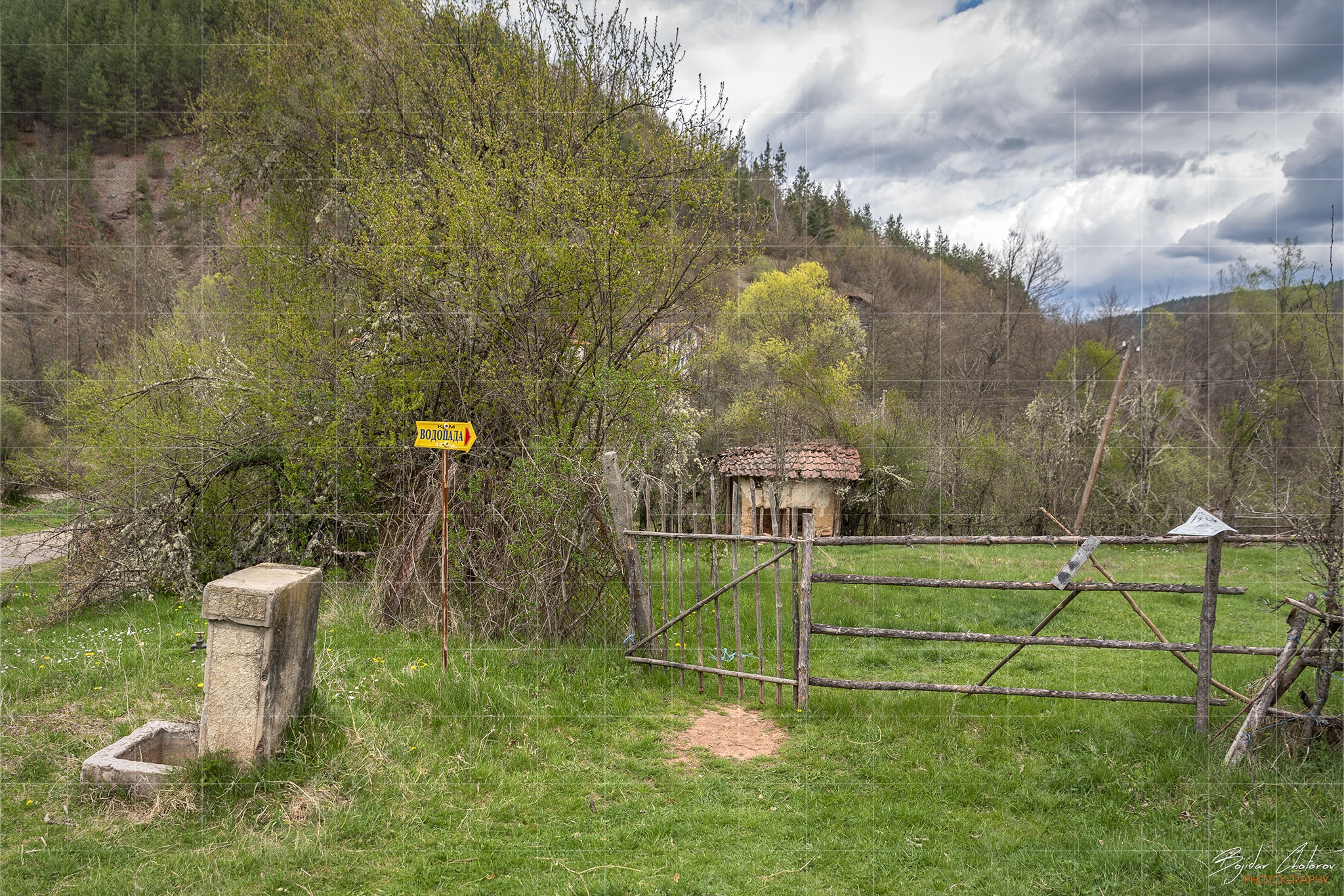 Началото на пътеката към водопада в село Смоличано (BCH_5773)