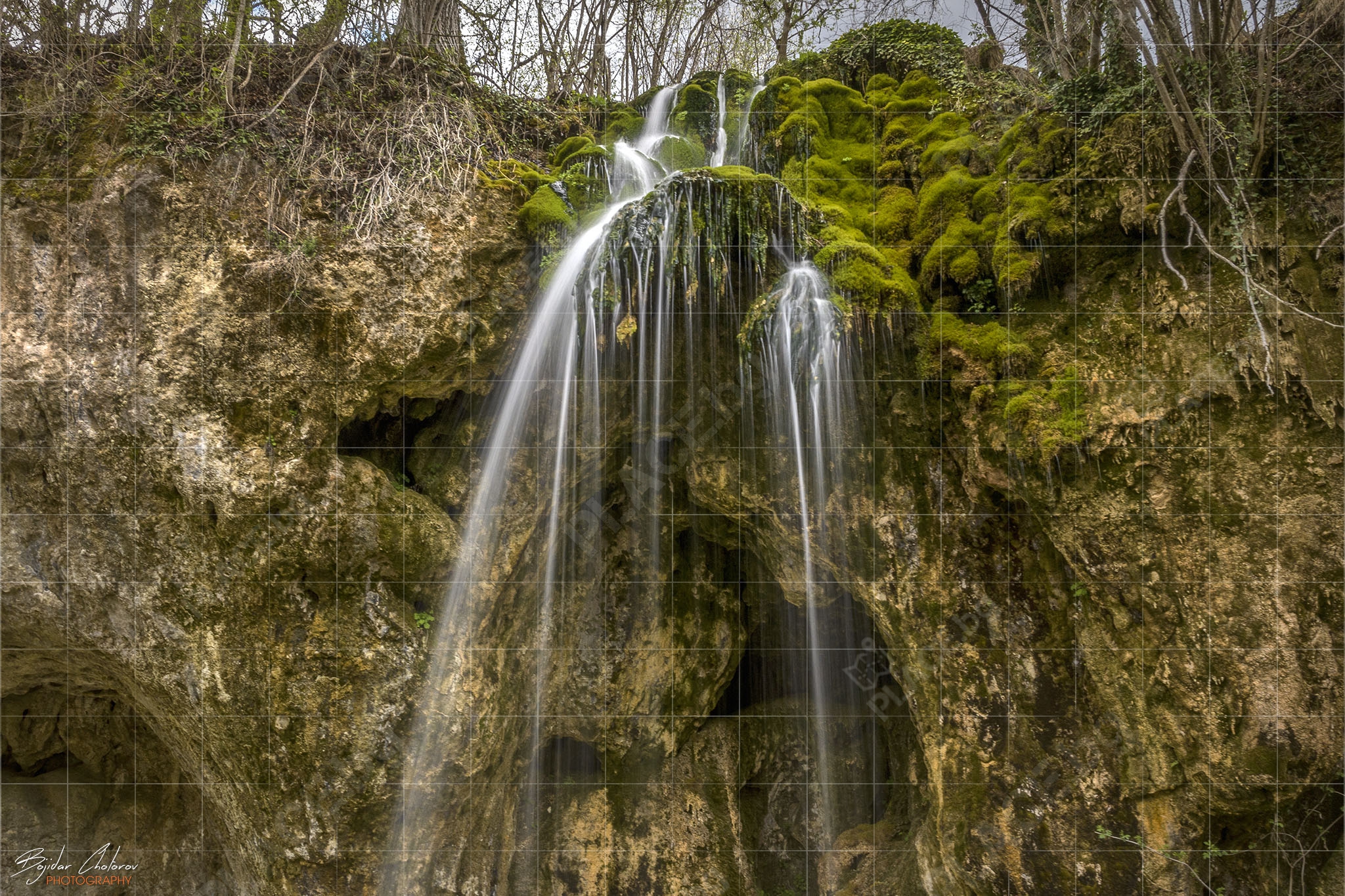 Козирката, разпръскваща струите на водопад Света Ана (DJI_0558)