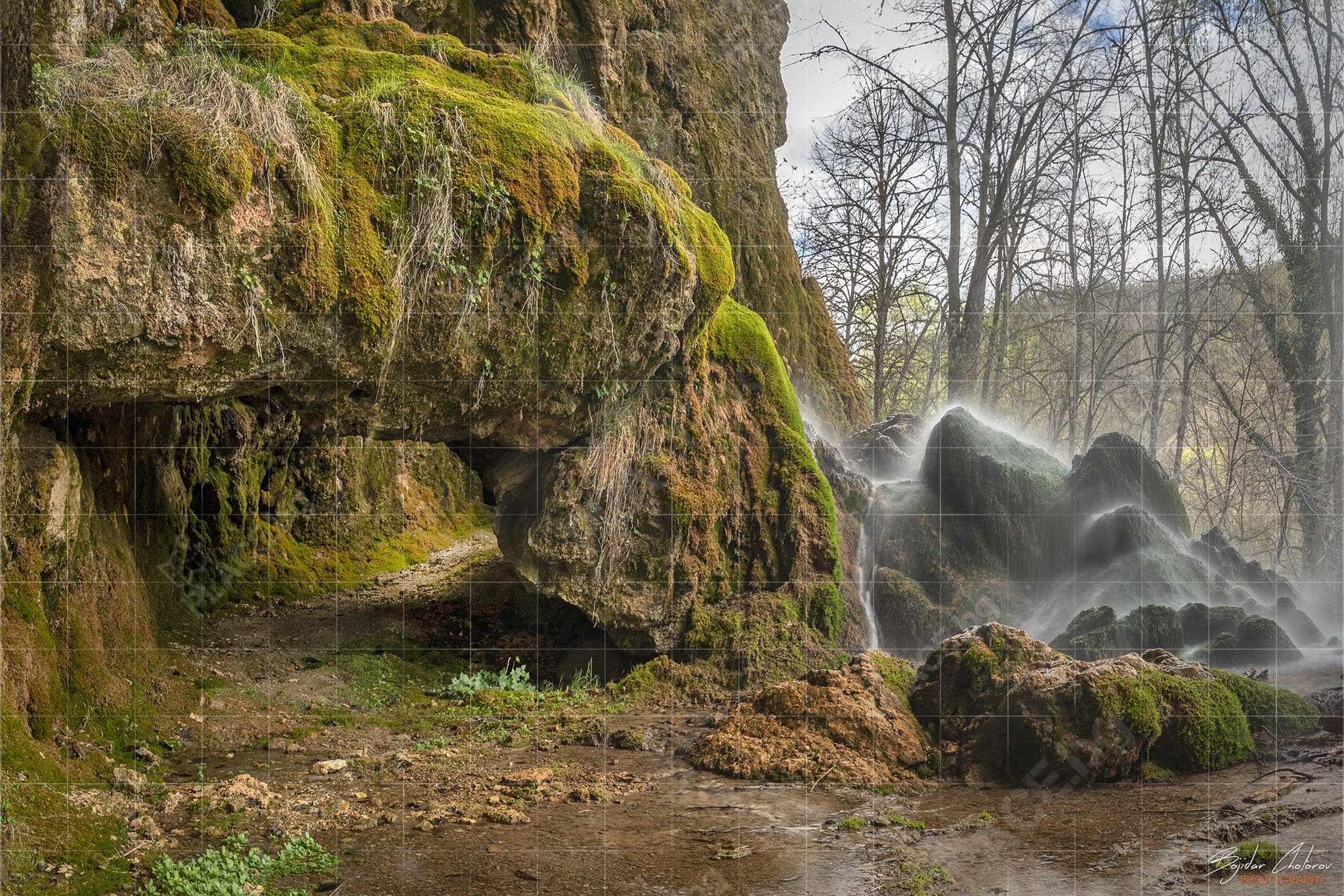 Малка проходна пещеричка зад Смоличанския водопад (Panorama2)