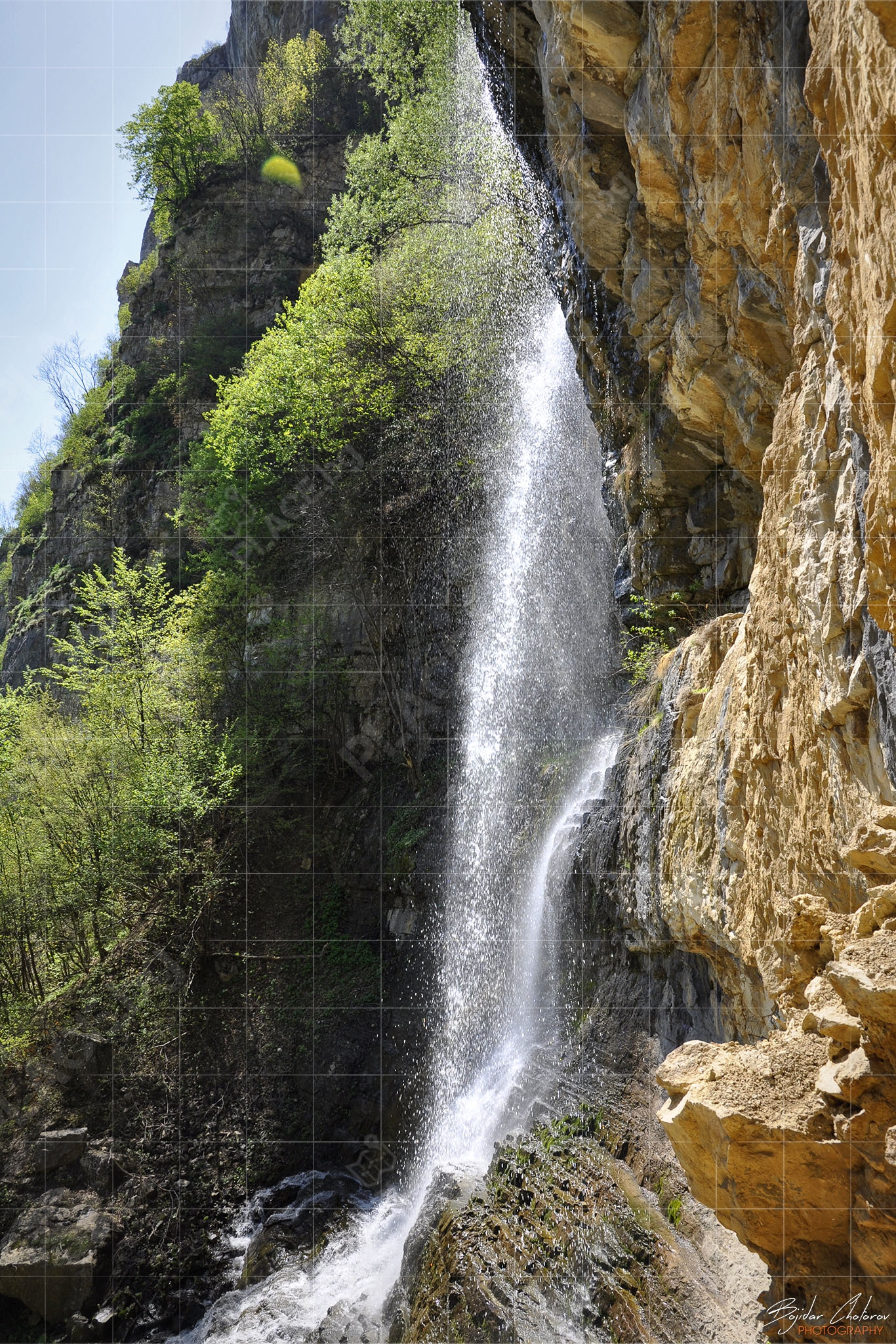 Водопад Скакля спускащ се от скалния венец (DSC0073)