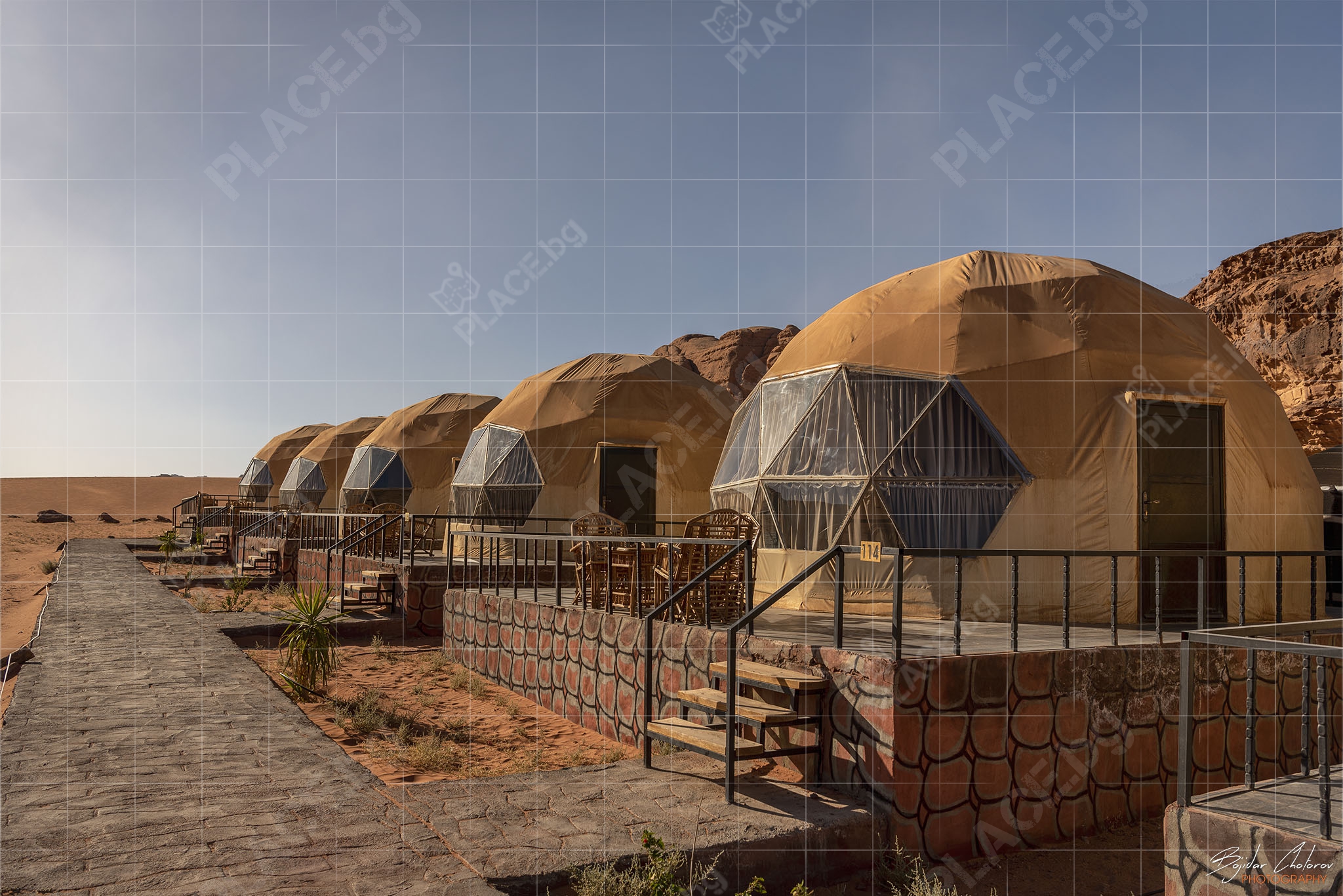 Гео куполи в пустинята Wadi Rum (BCH_5146)