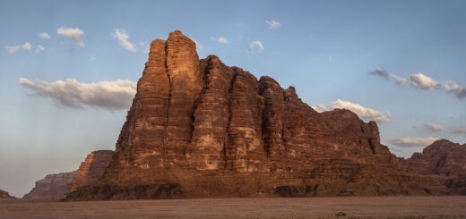 Скално образувание "Седемте стълба на мъдростта" в началото на пустинята Вади Рум